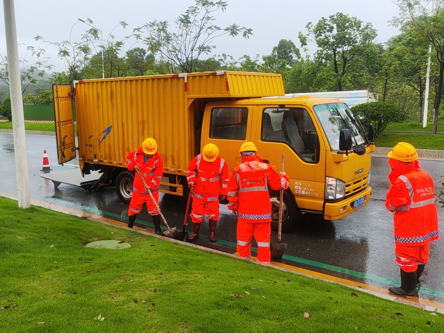 1716197210526887.jpg 3.1市政抢险队伍排除路面积水.jpg